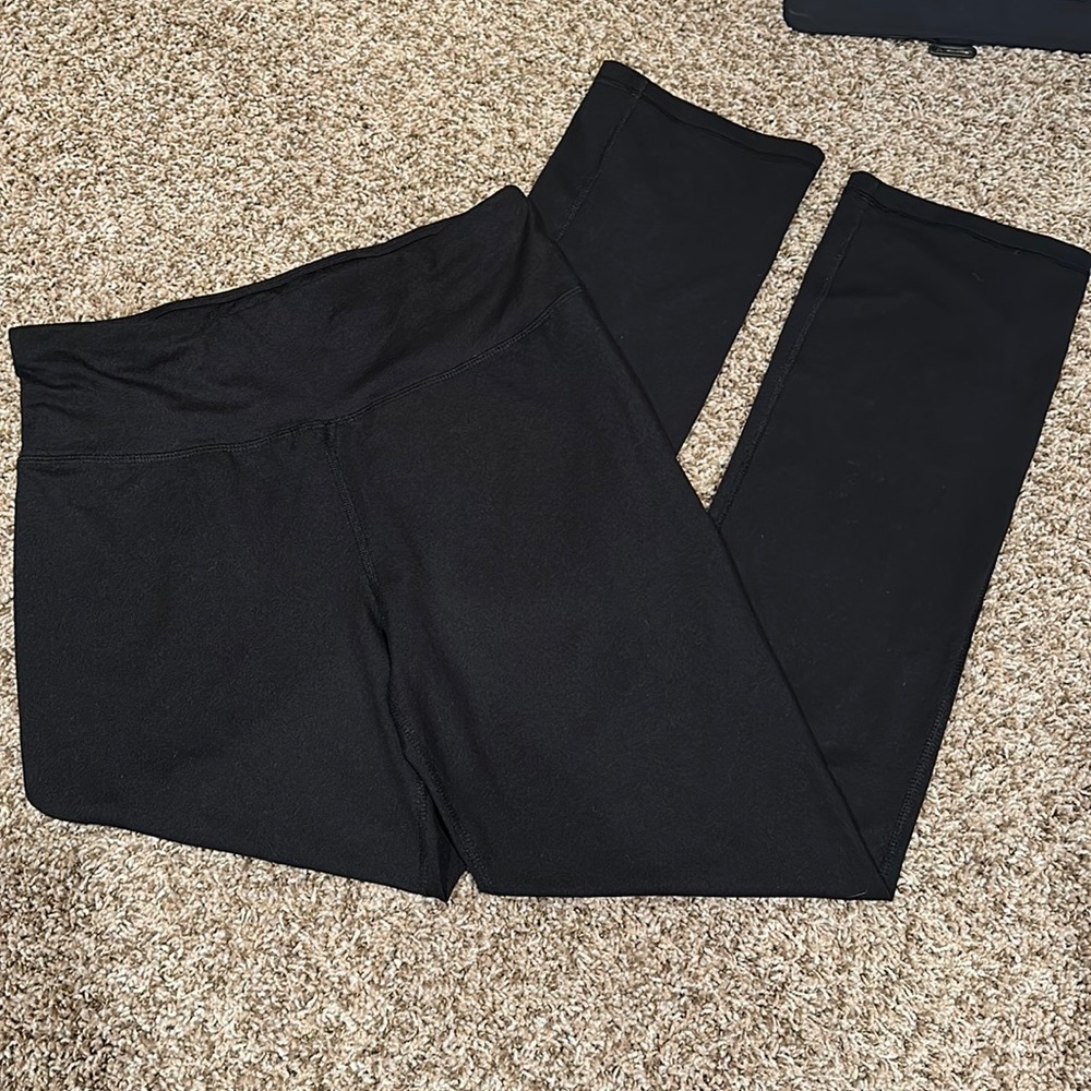 Black ankle length straight leg leggings!